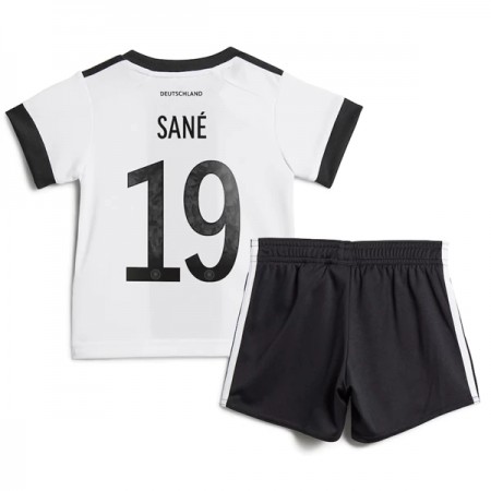 Virallinen pelipaita Saksa Sane 19 Koti World Cup 2022 Lyhythihainen - Lasten ( + Lyhyet housut ) Virallinen pelipaita Saksa Sane 19 Koti World Cup 2022 Lyhythihainen - Lasten ( + Lyhyet housut )